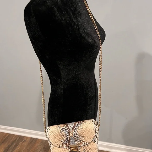 Newlook London Faux Crocodile mini bag!🤍 - Picture 6 of 6